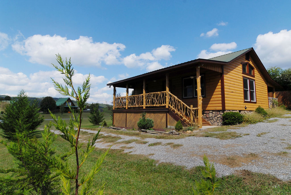 Pigeon Forge One Bedroom Cabin Rental with a Flat Yard with Plenty of Room and Peaceful Private Scenery